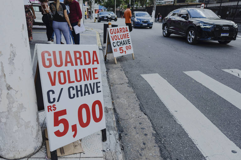 Placa anuncia armários a R$ 5 em frente ao consulado americano, em Santo Amaro; preço, entretanto, varia de acordo com o tamanho do armário, chegando a R$ 40 no caso daqueles que guardam mochilas