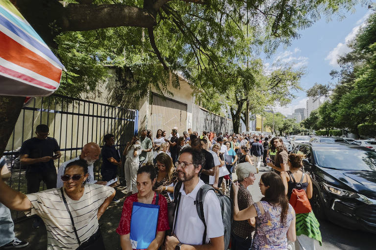 Fila em frente ao Casv (Centro de Atendimento ao Solicitante de Visto), na Vila Mariana, é formada apenas pelos solicitantes que chegam adiantados. Quem chega no horário pode entrar no prédio direto, sem pegar fila do lado de fora