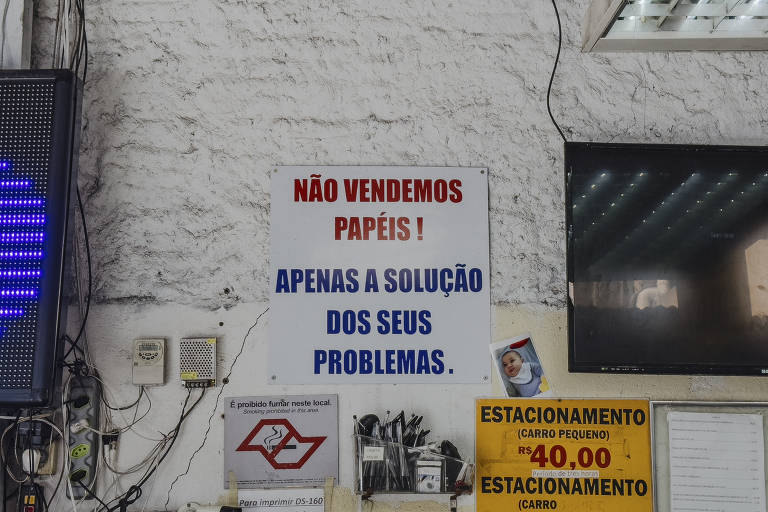 Próximo ao Casv, na Vila Mariana, placas com dizeres como "não vendemos papéis, vendemos a solução dos seus problemas" dão o tom do tipo de atendimento