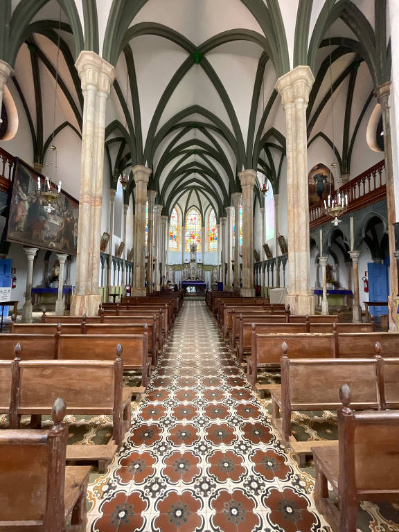 Interior da igreja no Santuário do Caraça