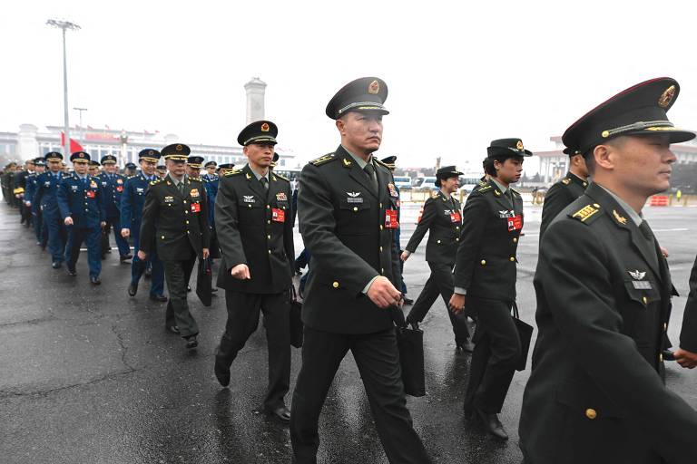 Delegação militar chega à sessão de abertura do Congresso Nacionao do Povo, em Pequim