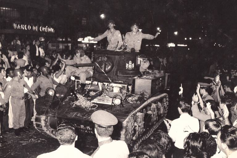 Ruas de Juiz de Fora (MG) recebem as tropas do general Olímpio Mourão Filho após golpe militar de 1964