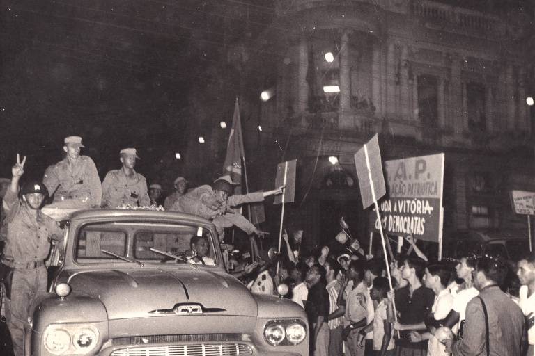 Festa nas ruas de Juiz de Fora (MG) para receber as tropas do general Olympio Mourão Filho após o vitória do golpe de 1964
