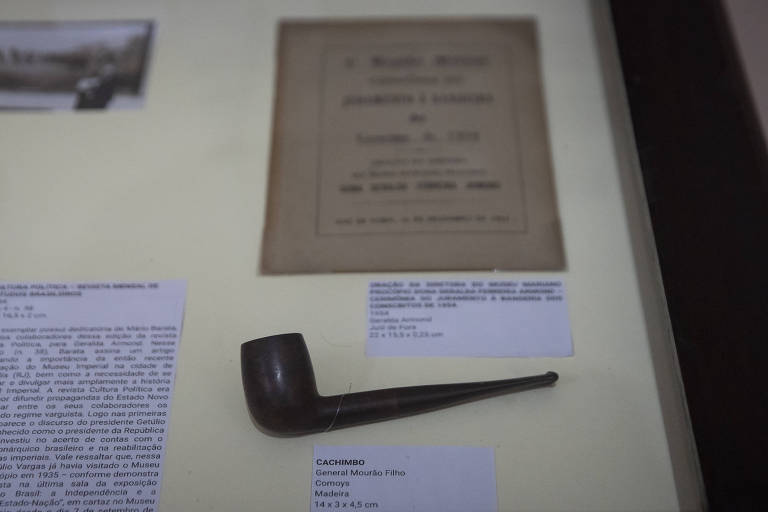 Cachimbo usado pelo general Olympio Mourão Filho como uma espécie de "marca"; é o único objeto do acervo entregue pelo militar em exposição no museu Mariano Procópio, em Juiz de Fora (MG)