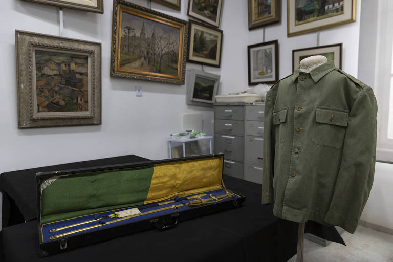 Farda e espada entregues pelo general Olympio Mourão Filho ao museu Mariano Procópio; material está atualmente fora de exposição, na reserva técnica