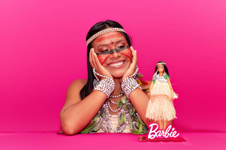 Maira Gomez ao lado da boneca Barbie feita em sua homenagem