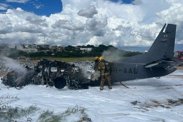 Dois morrem em queda de avião da PF no aeroporto da Pampulha, em BH