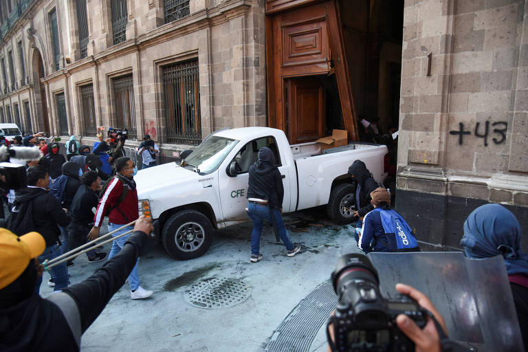 Manifestantes derrubam porta da sede do governo do México; veja vídeo