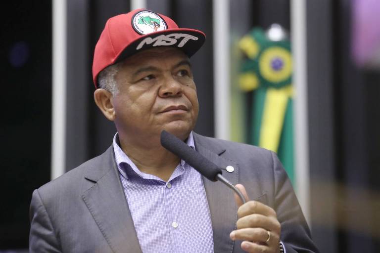 Deputado Valmir Assunção (PT-BA) cobra governo Lula sobre política de reforma agrária