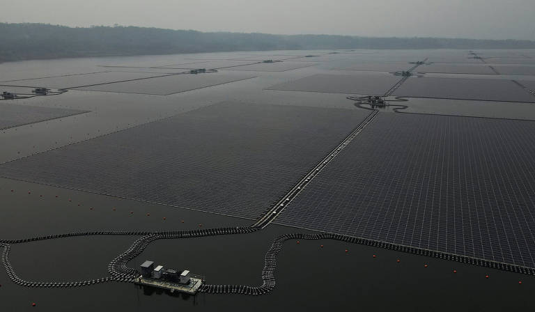 Usina solar flutuante em Purwakarta, Indonésia, de 192 megawatts