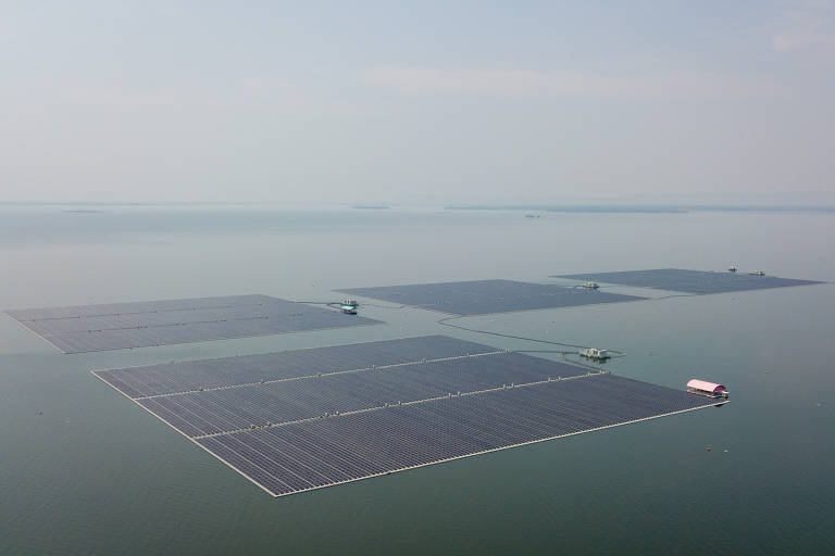 Usina solar flutuante em Khon Kaen, Tailândia
