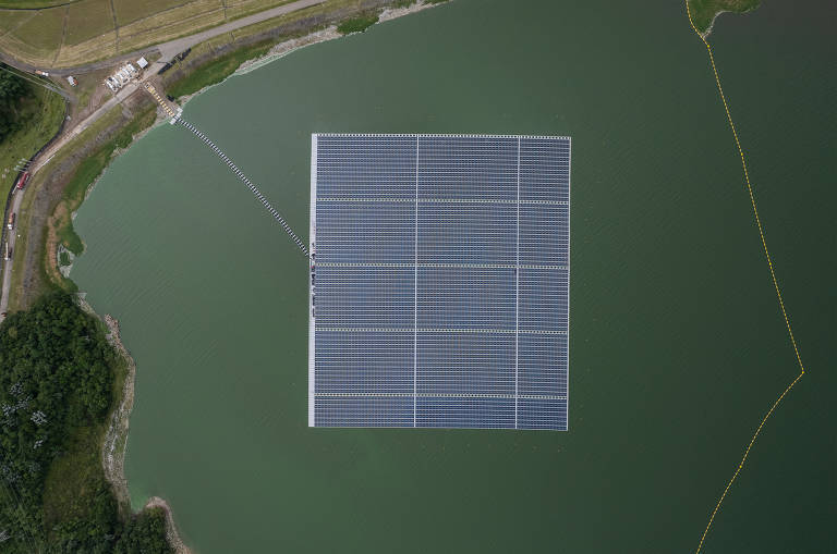 Vista da Usina Fotovoltaica Flutuante (UFF) Araucária, localizada na represa Billings (maior usina de energia solar flutuante do pais), em São Paulo. Ao fundo, rio Jurubatuba no ponto de encontro com a represa Billings passando pela usina hidroelétrica Pedreira (à dir.)