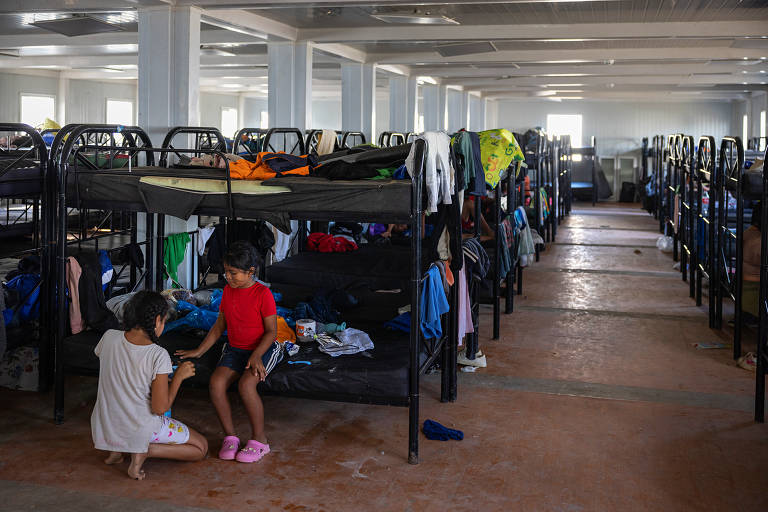 Crianças brincam no interior de um abrigo na Estação de Recepção Migratória de San Vicente, no leste do Panamá, uma das que abrigam os imigrantes que sobrevivem à travessia da floresta
