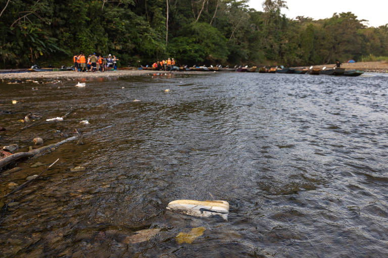 Tênis de migrante abandonado no rio Tuqueza, que os imigrantes precisam cruzar, próximo à comunidade indígena de Bajo Chiquito, que foi transformada pela migração recorde na região
