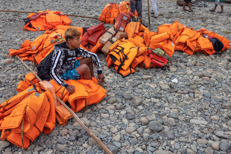 Barqueiros das comunidades indígenas da região onde fica Bajo Chiquito aguardam sua vez para transportarem em suas canoas os imigrantes até a Estação de Recepção Migratória de Lajas Blancas