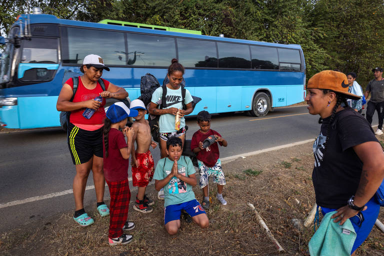 Sem dinheiro para avançar até a Costa Rica, imigrantes da Venezuela que já haviam chegado ao Panamá caminham pela rodovia Panamericana em busca de lugar para sacar ou obter dinheiro