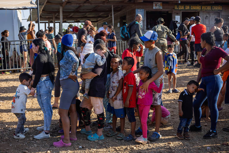 Abrigados aguardam na fila para receber uma refeição na Estação de Lajas Blancas