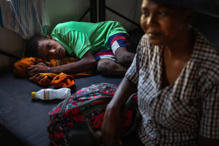 A venezuelana Liliana, 35, e o filho Leiobel, 17, que é surdo-mudo, aguardam na Estação de Recepção Migratória de San Vicente, após cruzar a selva