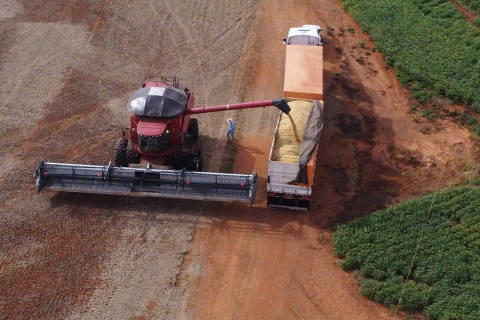 (240202) -- BRASILIA, 2 febrero, 2024 (Xinhua) -- Vista aérea tomada con un dron de una máquina cargando granos en un camión durante la cosecha en una propiedad rural, en Brasilia, Brasil, el 2 de febrero de 2024. (Xinhua/Lucio Tavora) (lt) (rtg) (ra) (vf)