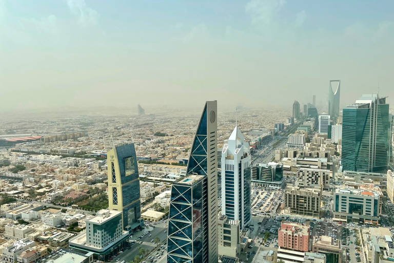 Vista da área central de Riad, capital do reino saudita, com prédios modernos à vista