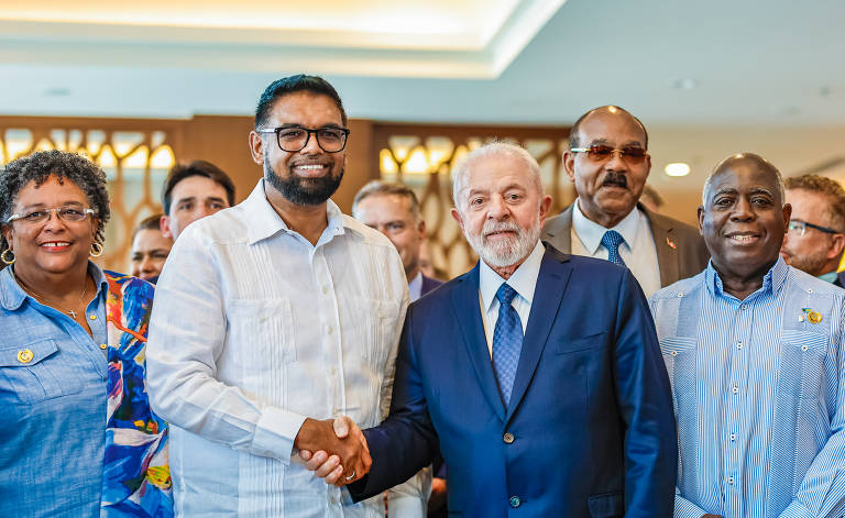 Lula cumprimenta o presidente da Guiana, Irfaan Ali, durante reunião de chefes de goverrno da Caricom (Comunidade do Caribe), em Georgetown