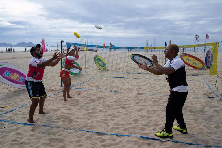 Jogadores de manbol treinam na praia de Copacabana, no Rio de Janeiro