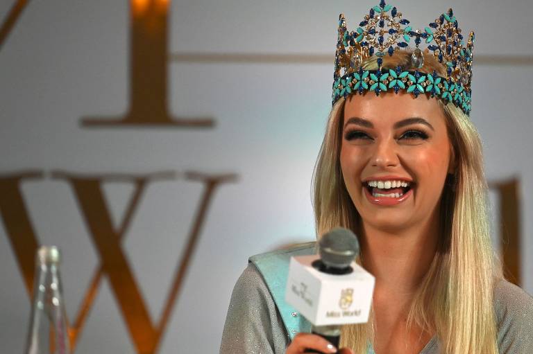A Miss Mundo 2022, a polonesa Karolina Bielawska, participa da conferência de imprensa para o lançamento da 71ª edição do concurso, que será na Índia