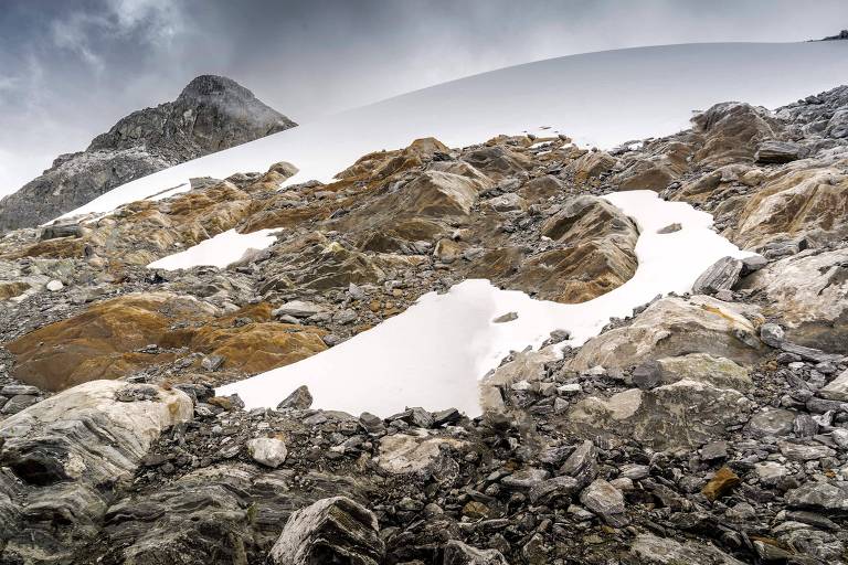 Uma montanha rochosa coberta com gelo