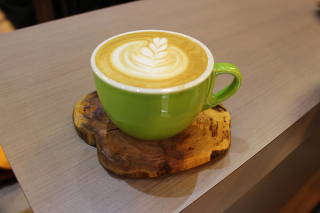 Em vez de pires, fatias de troncos de árvores (já inutilizadas) de café apoiam as xícaras na Um Coffee Co.
