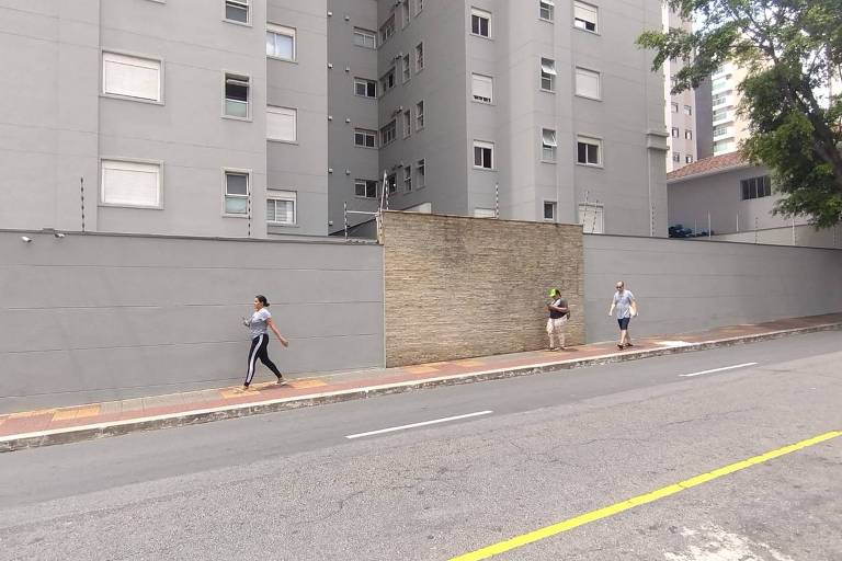 Pedestres caminham ao longo de muros em São Caetano do Sul