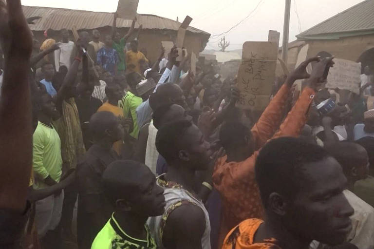 Familiares de vítimas se reúnem após sequestro de estudantes na Nigéria
