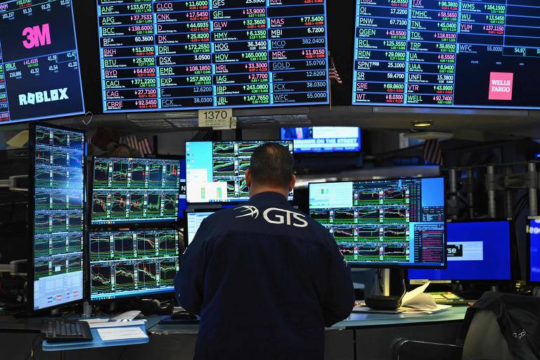 Operadores do mercado financeiro observam telas com variações na Bolsa de Nova York