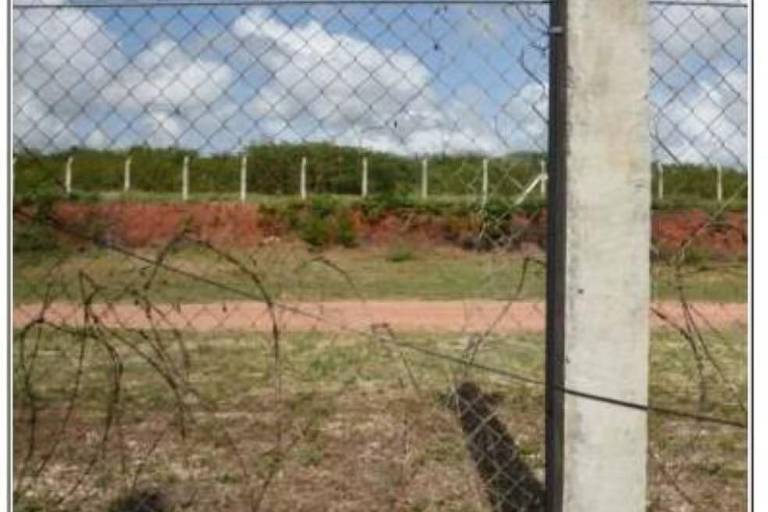 Buraco feito pelos presos na cerca da penitenciária de Mossoró; os fugitivos usaram barras de metal para retirar a luminária da parede da cela, passaram pela tubulação, acessaram o telhado e chegaram a um local onde havia uma obra em andamento, antes de enfim chegarem à cerca