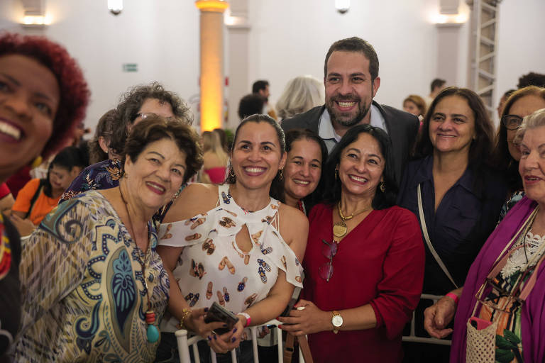O deputado e pré-candidato à Prefeitura de São Paulo, Guilherme Boulos, em café da manhã com mulheres em clube de SP