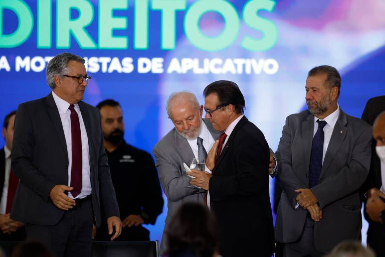 Presidente Lula (PT) e ministros Luiz Marinho e Carlos Lupi no anúncio do projeto que regulamenta trabalho de apps