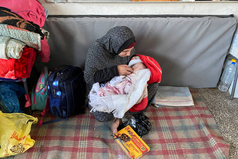 Palestina alimenta recém-nascido com tâmaras no lugar de leite em meio a escassez de recursos em abrigo em Nuiserat, na Faixa de Gaza