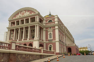 Vista de fachada do Teatro Amazonas