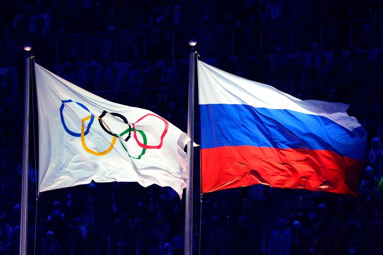 Bandeiras dos Jogos Olímpicos e da Rússia durante cerimônia de abertura dos Jogos de Inverno de Sochi