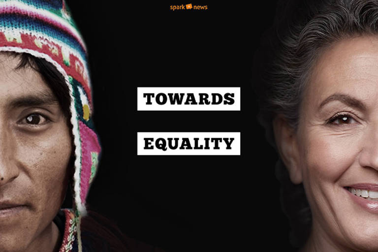 Retrato de uma mulher de oriegem indígena, à esquerda, e de uma mulher de origem europeia, à direita; ao centro está escrito: "Sparknews - Towards Equality"