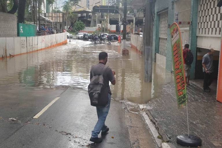 Homem chega perto de alagamento na rua Manoel Dutra, na Bela Vista, na tarde desta sexta-feira (8)