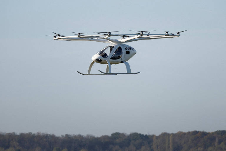 Imagem mostra eVtol, semelhante a helicóptero, voando