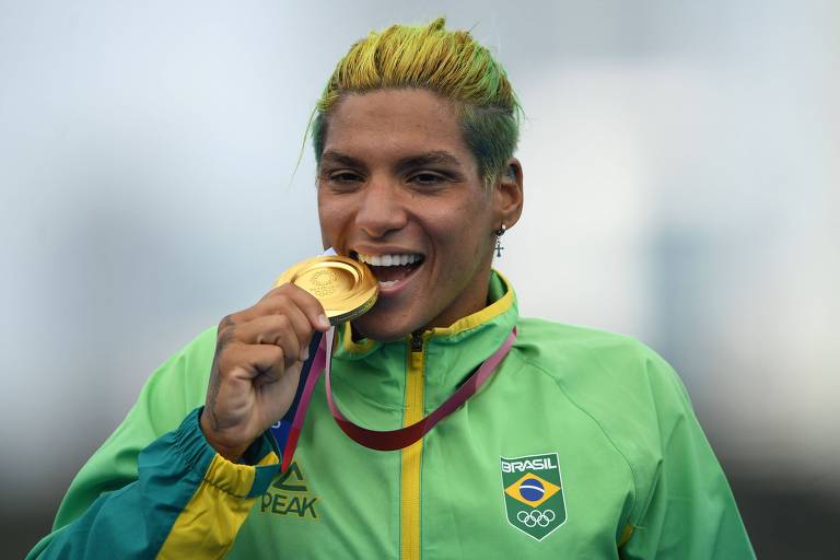 Nadadora brasileira Ana Marcela Cunha comemora ouro na maratona aquática de 10 km nos Jogos Olímpicos de Tóquio