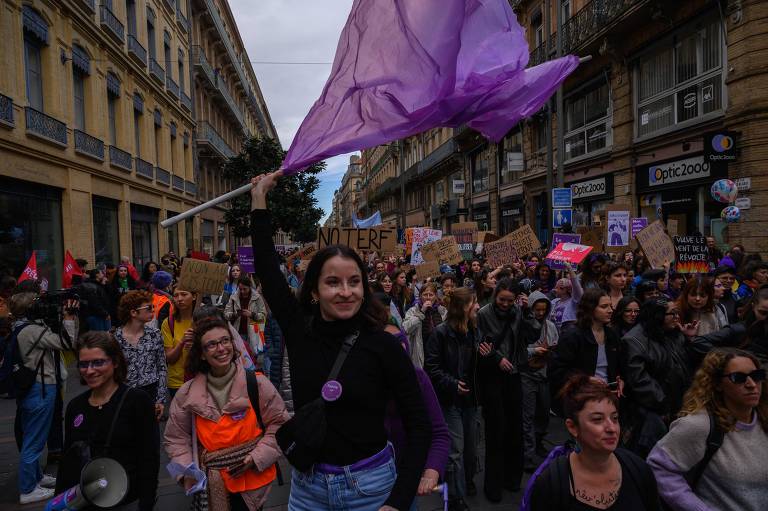 Participantes marcham durante um protesto em apoio aos direitos das mulheres e ao Dia Internacional da Mulher, em Toulouse, França