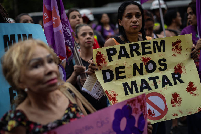 Manifestantes fecham avenida Paulista em defesa ao direto das mulheres