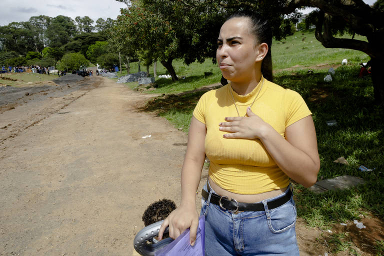 Moradora de Itaquera, a dona de casa Érica de Souza, 23, diz que a limpeza no local melhorou sob nova administração, mas que a população ainda tem o costume de jogar lixo lá dentro
