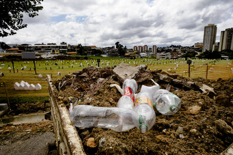Cemitério Vila Carmosina, em Itaquera, na zona leste, tem lixo acumulado com água parada
