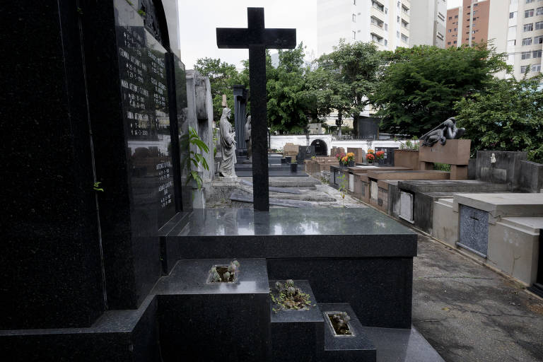 Cemitério São Paulo, em Pinheiros, na zona oeste, tem água parada em vasos de flores e em estruturas dos túmulos