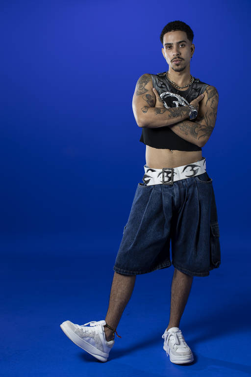 O cantor Thiago Pantaleão, que é bissexual e usa roupas associadas ao vestuário heterossexual e LGBTQIA+