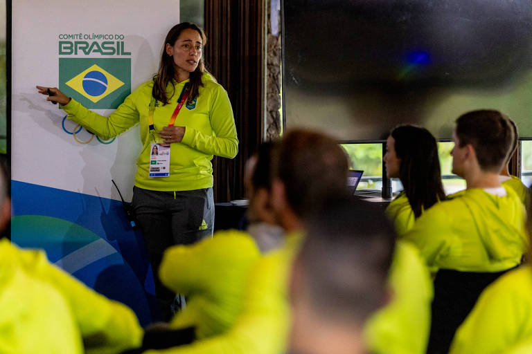 Joyce Ardies durante palestra no para os atletas na base Time Brasil 