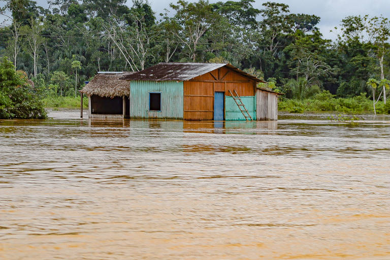 Casas durante enchente no Acre